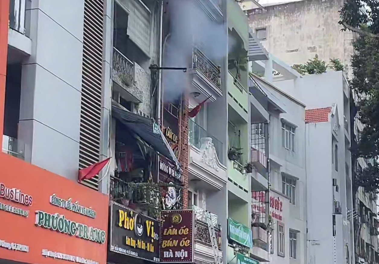 Cháy quán ăn lúc rạng sáng ở trung tâm TPHCM, 4 người tử vong- Ảnh 1. Cháy quán ăn lúc rạng sáng ở trung tâm TPHCM, 4 người tử vong- Ảnh 1.