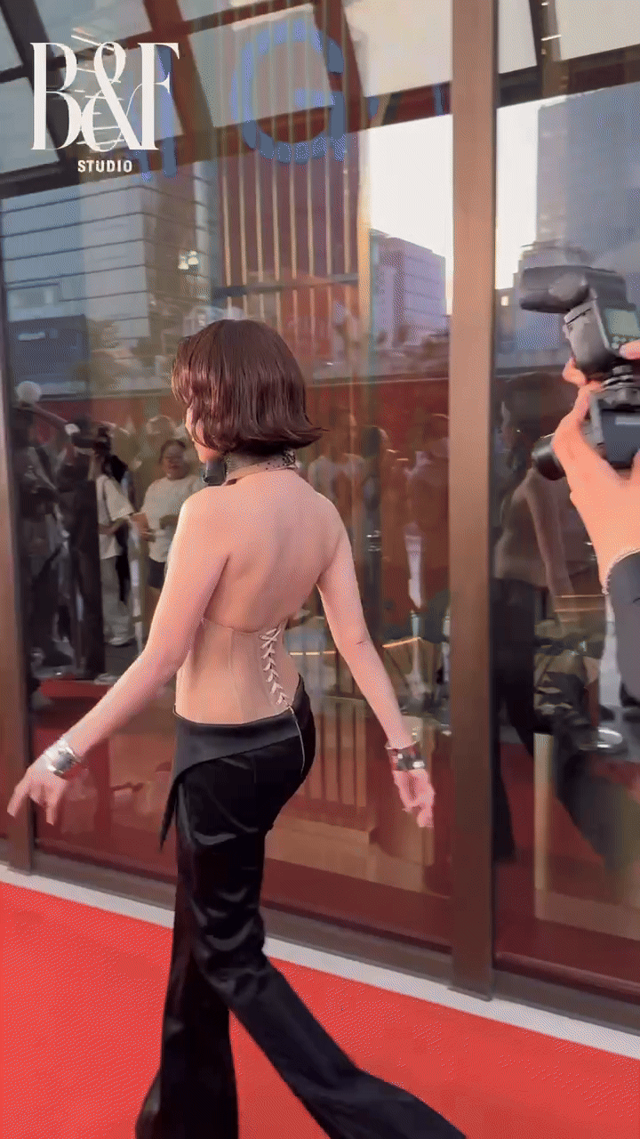 Mẹ bỉm Sam lần đầu dám làm điều này trên thảm đỏ- Ảnh 2.