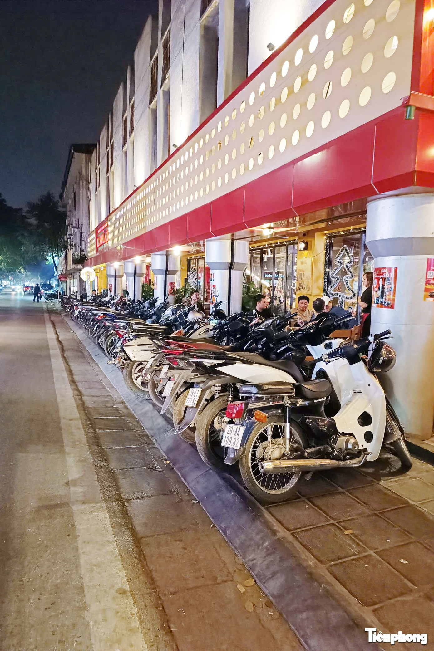 Vỉa hè Hà Nội: Ngày thông thoáng, đêm thành 'phố nhậu'- Ảnh 7.