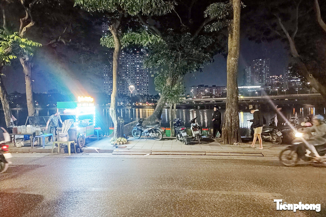 Vỉa hè Hà Nội: Ngày thông thoáng, đêm thành 'phố nhậu'- Ảnh 11.