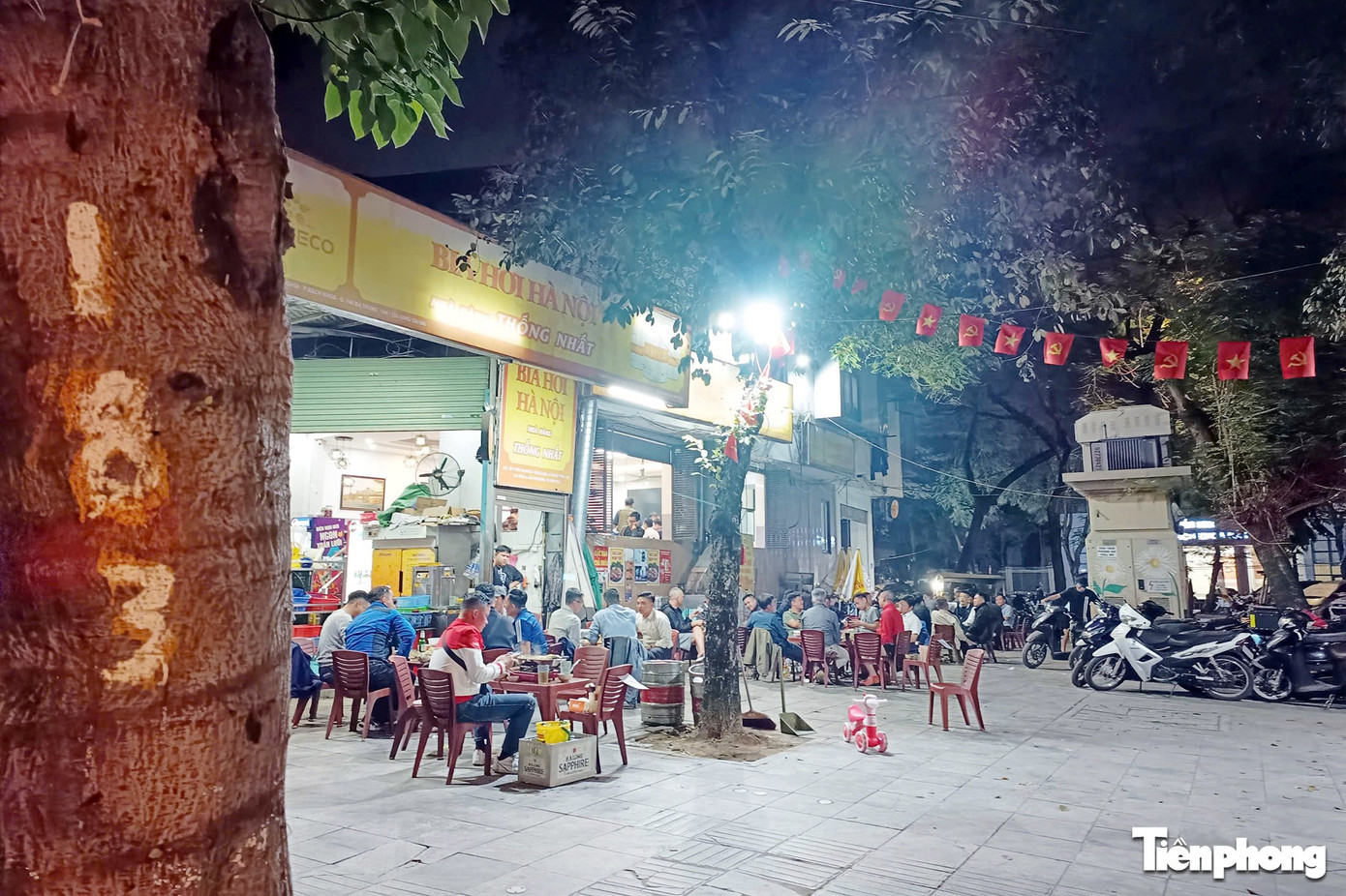 Vỉa hè Hà Nội: Ngày thông thoáng, đêm thành 'phố nhậu'- Ảnh 14.