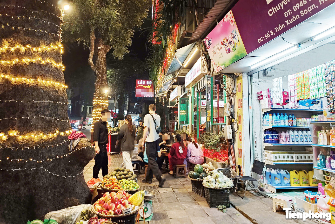 Vỉa hè Hà Nội: Ngày thông thoáng, đêm thành 'phố nhậu'- Ảnh 3.