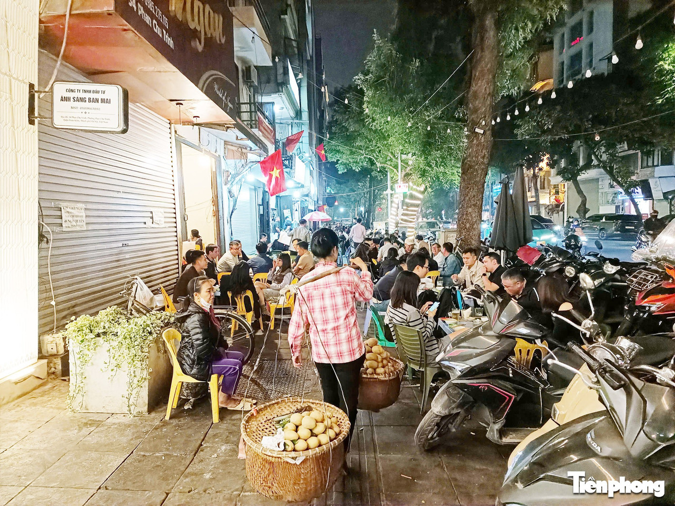 Vỉa hè Hà Nội: Ngày thông thoáng, đêm thành 'phố nhậu'- Ảnh 2.