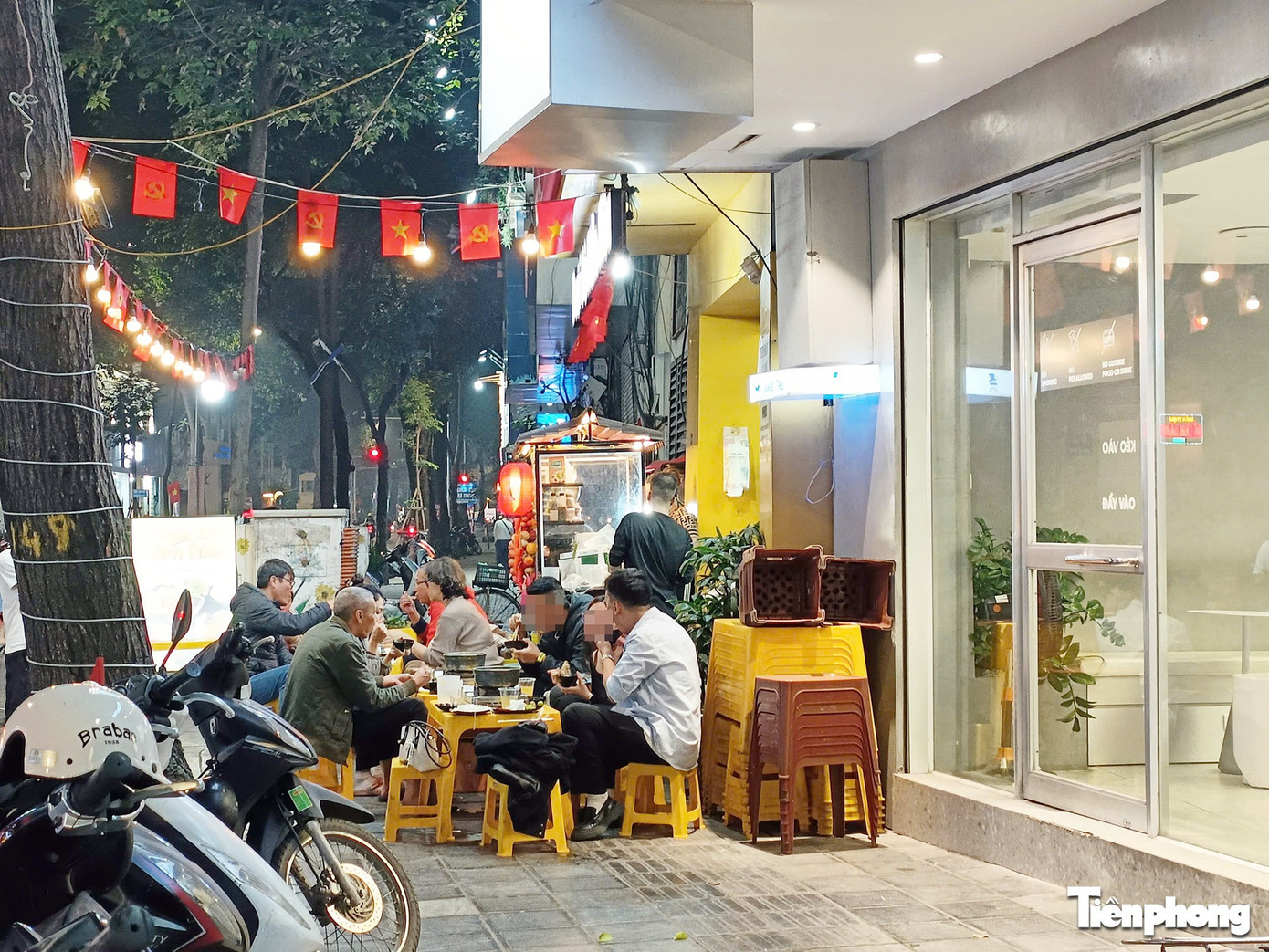 Vỉa hè Hà Nội: Ngày thông thoáng, đêm thành 'phố nhậu'- Ảnh 6.