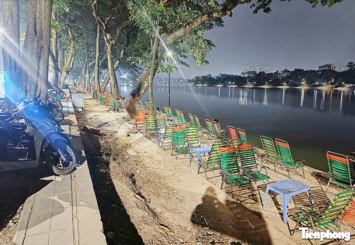 Vỉa hè Hà Nội: Ngày thông thoáng, đêm thành 'phố nhậu'- Ảnh 10.