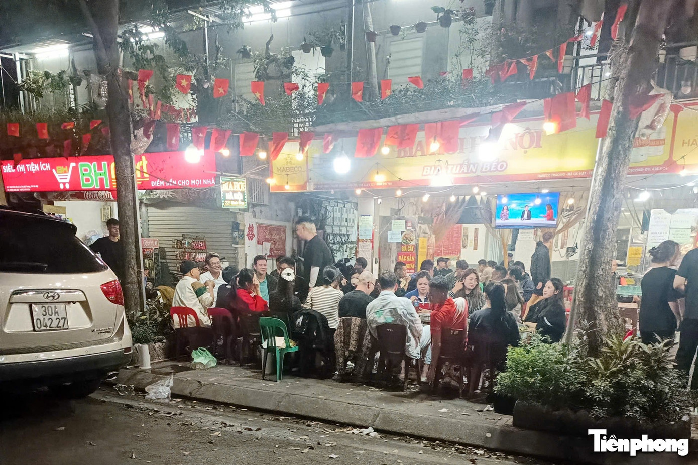 Vỉa hè Hà Nội: Ngày thông thoáng, đêm thành 'phố nhậu'- Ảnh 15.