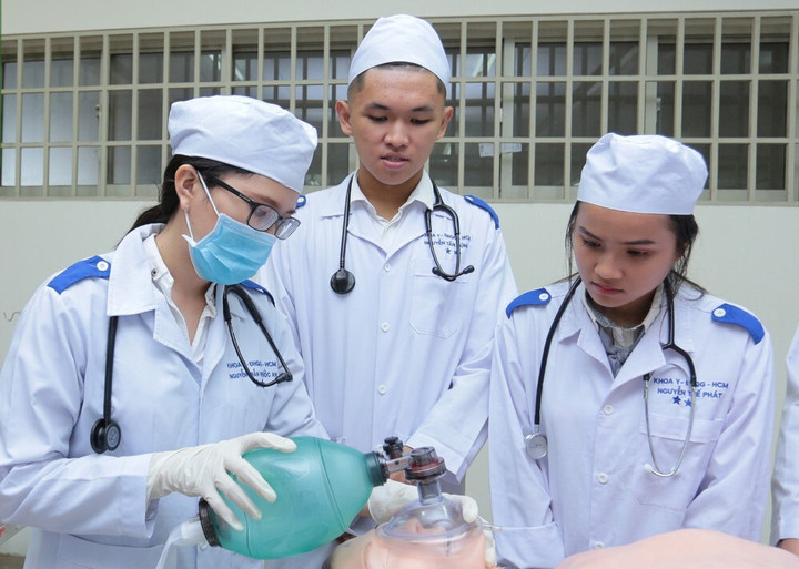Tranh luận về đề xuất miễn học phí cho sinh viên y khoa- Ảnh 2.