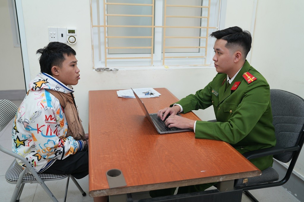 Thiếu tiền chơi game, 2 thiếu niên liều lĩnh phá kính nhiều ô tô trộm đồ- Ảnh 1.