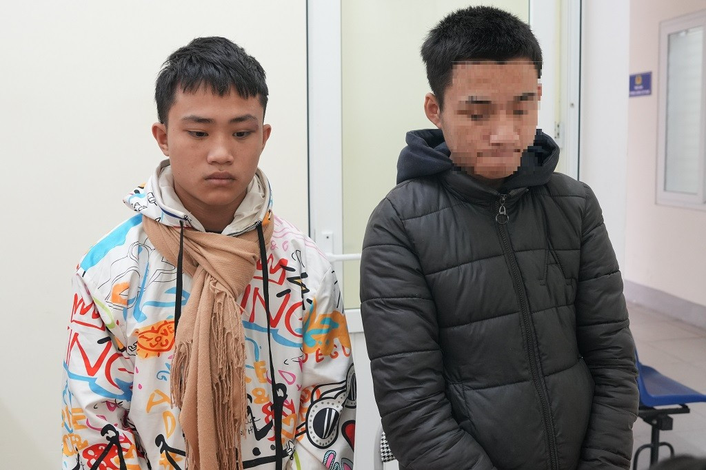 Thiếu tiền chơi game, 2 thiếu niên liều lĩnh phá kính nhiều ô tô trộm đồ- Ảnh 2.