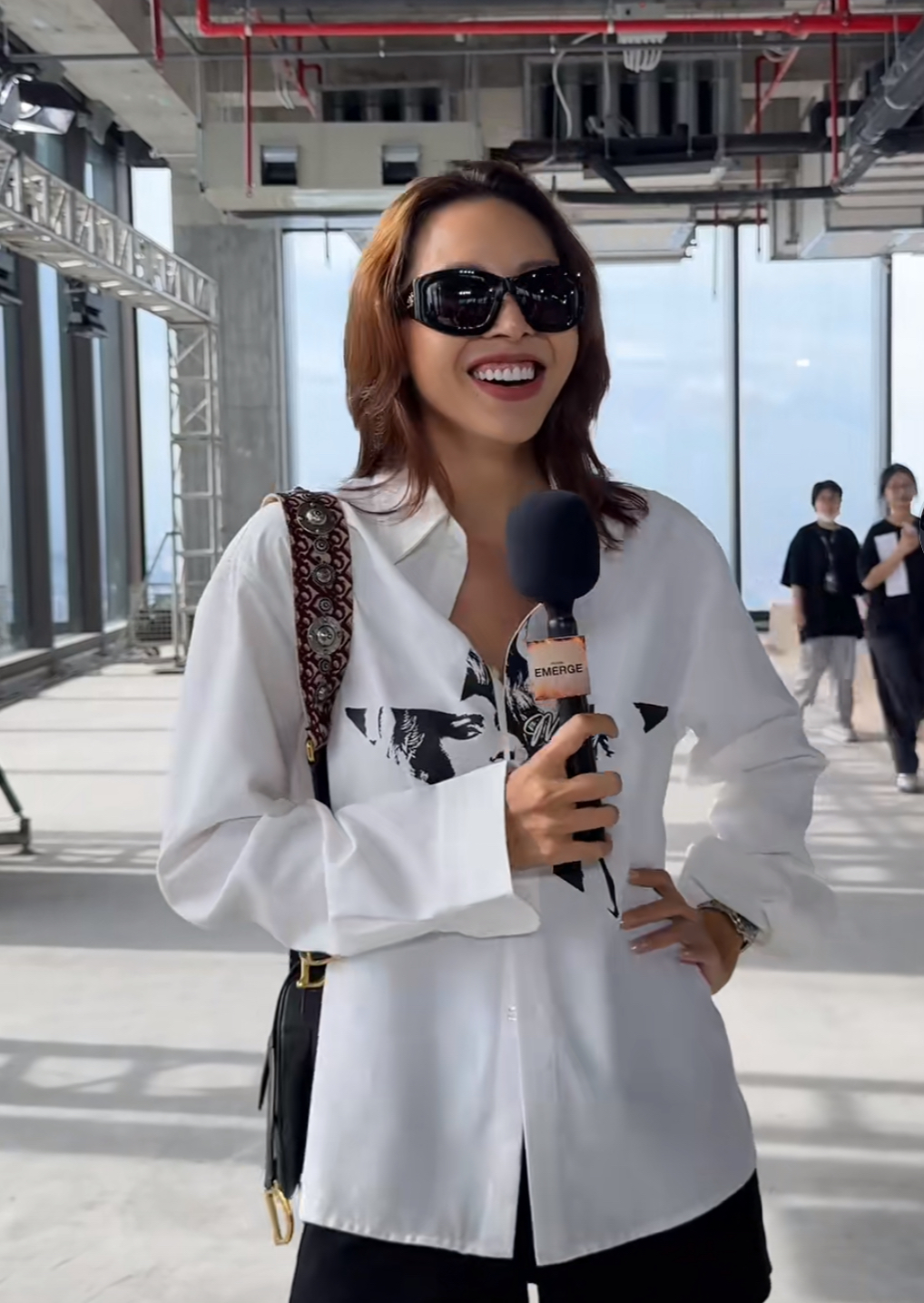 Minh Triệu bị bắt gặp dùng túi của Kỳ Duyên giữa lúc chuyện 3 người sắp 