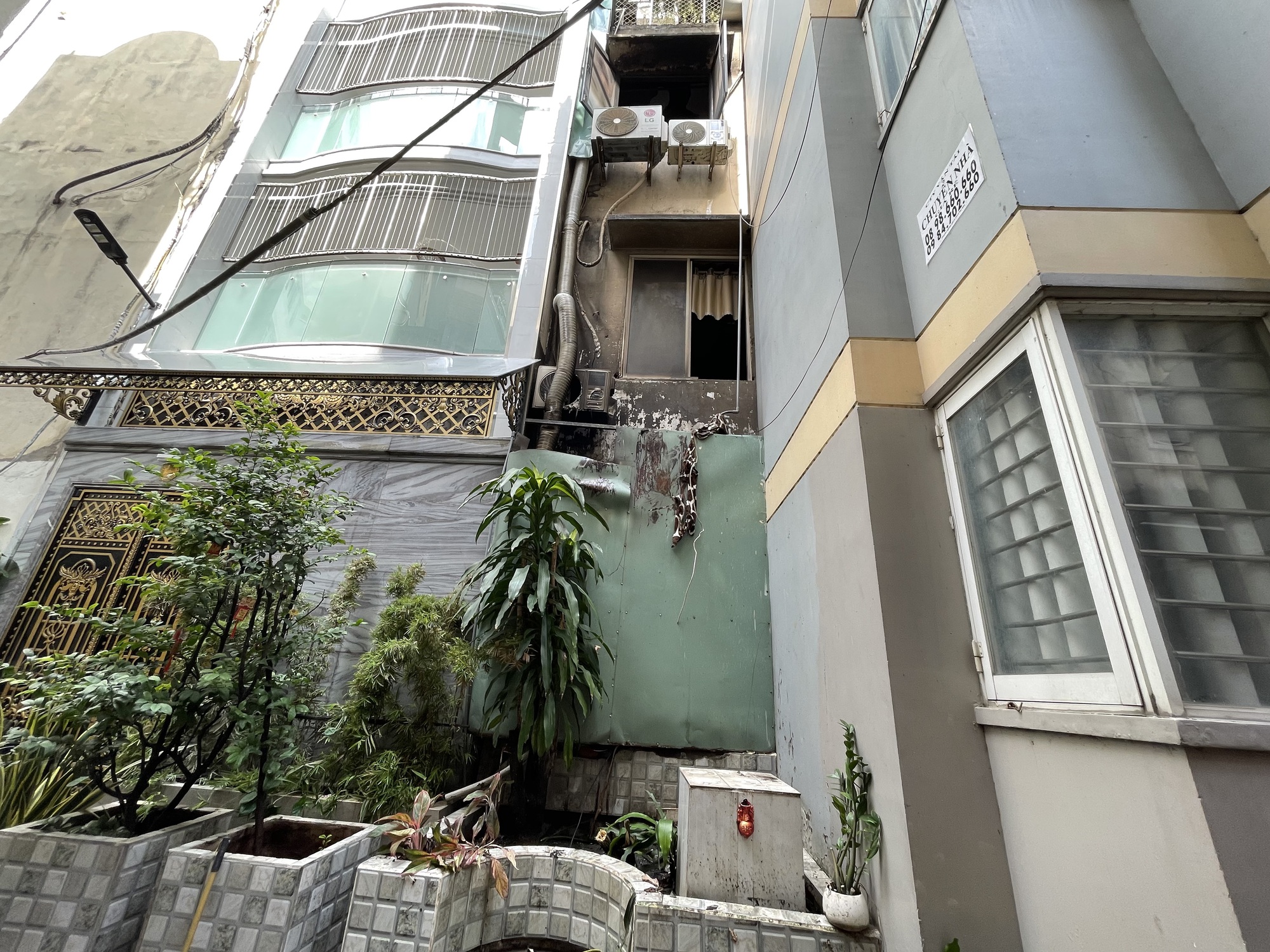 Vụ cháy 6 người thương vong sáng 5-12: Hai cô gái nhảy từ tầng cao thoát chết- Ảnh 2.