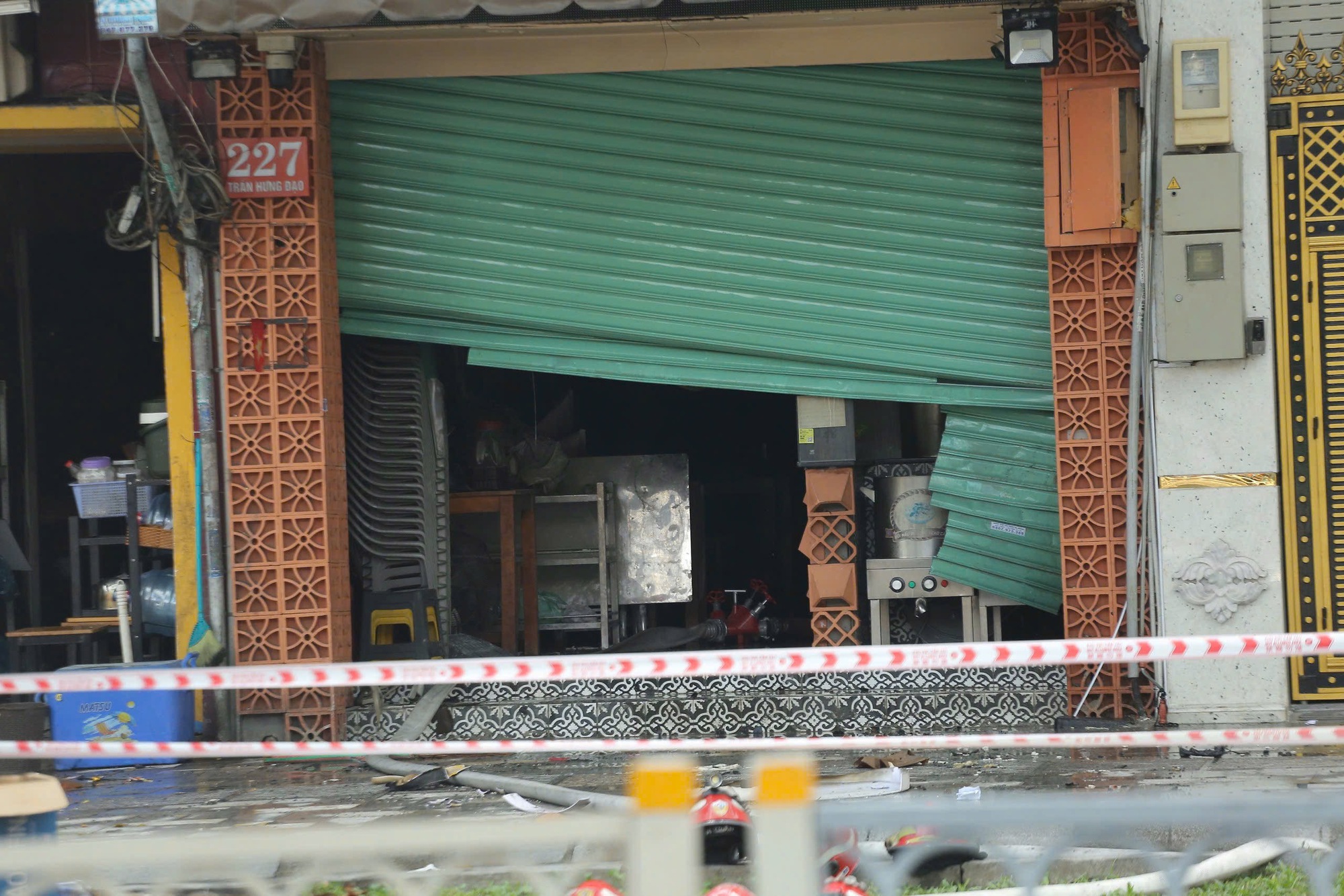 Vụ cháy 6 người thương vong sáng 5-12: Hai cô gái nhảy từ tầng cao thoát chết- Ảnh 1.