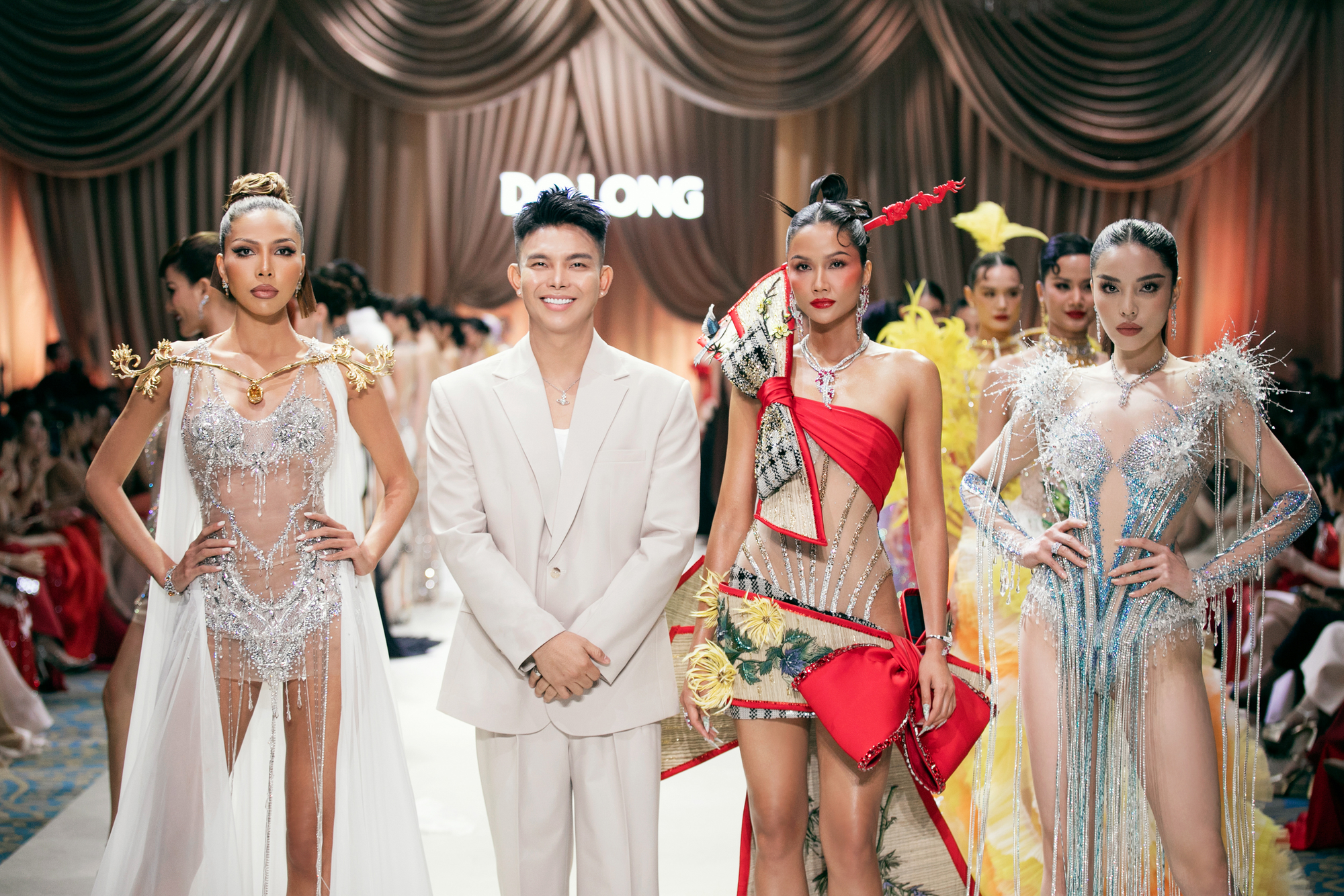 Minh Triệu bị bắt gặp dùng túi của Kỳ Duyên giữa lúc chuyện 3 người sắp 