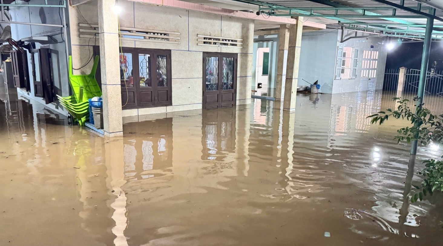 2 người tử vong, 3.000 căn nhà chìm trong nước tại Lâm Đồng: Yêu cầu "khẩn" các chủ hồ thủy lợi phải THÔNG TIN CHÍNH XÁC trước khi xả lũ- Ảnh 1.