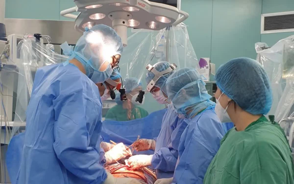 Hai anh em ruột được cứu sống nhờ hai ca phẫu thuật mạch máu khẩn cấp trong 48 giờ- Ảnh 1.