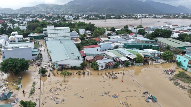 Miền Bắc có nơi dưới 12 độ, miền Trung vẫn mưa to, nguy cơ lũ quét và sạt lở đất- Ảnh 1. Miền Bắc có nơi dưới 12 độ, miền Trung vẫn mưa to, nguy cơ lũ quét và sạt lở đất- Ảnh 1.