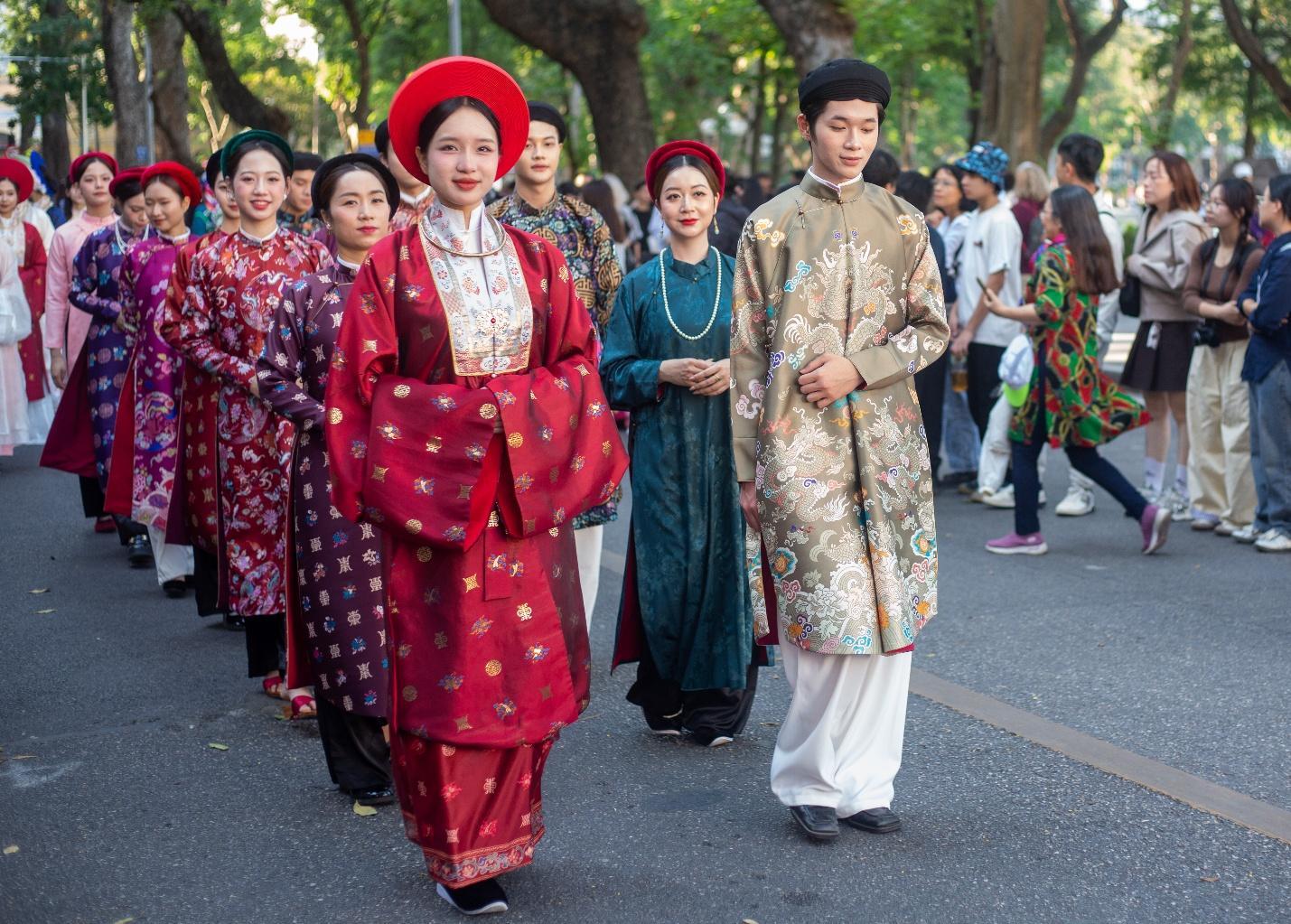 Cơn sốt của giới trẻ: rủ nhau "lên đồ" trẩy hội Việt phục cùng Bảo Tín Mạnh Hải- Ảnh 1.