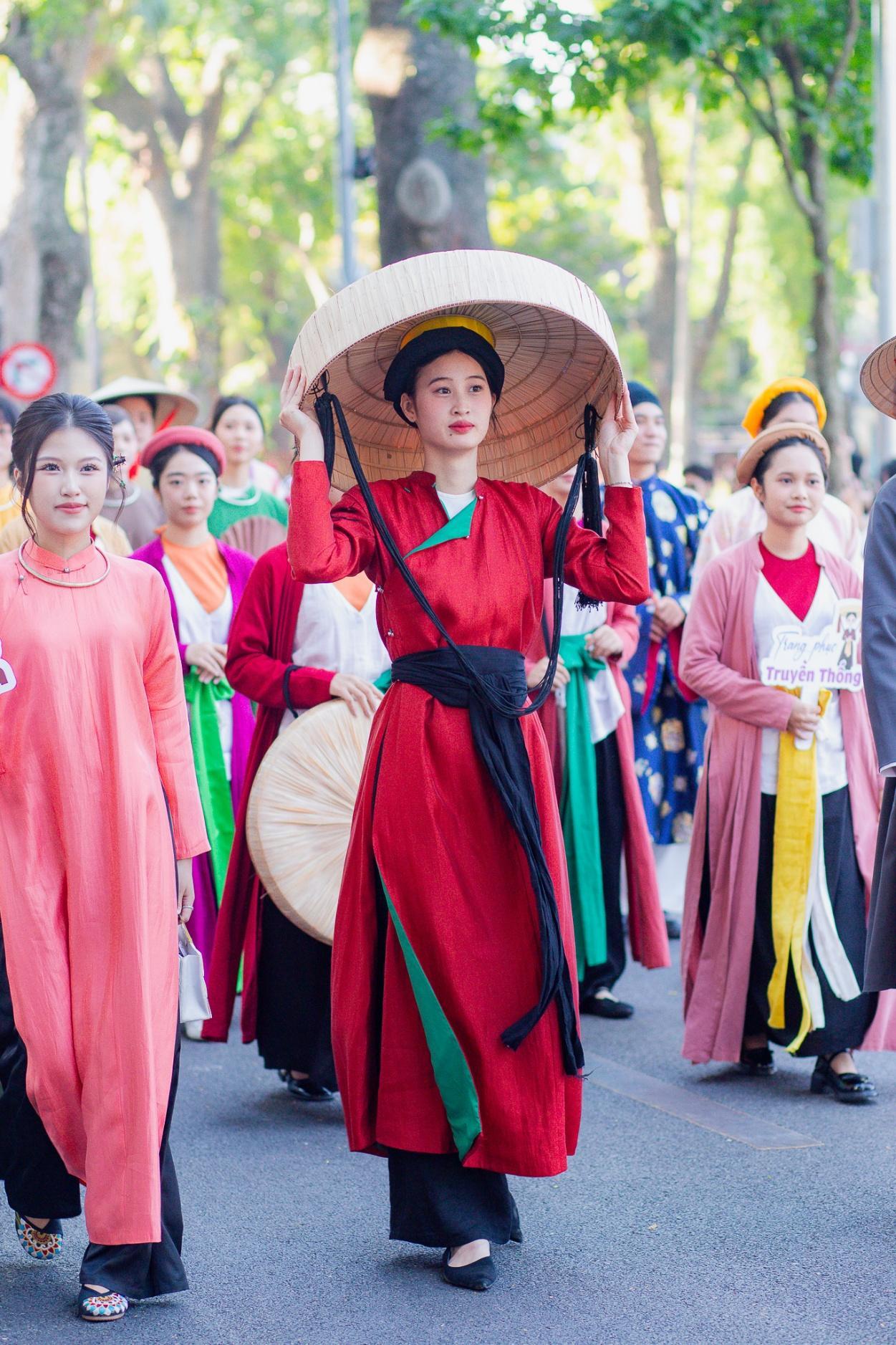 Cơn sốt của giới trẻ: rủ nhau "lên đồ" trẩy hội Việt phục cùng Bảo Tín Mạnh Hải- Ảnh 3.