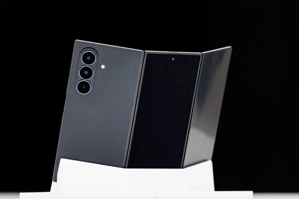 Rút lại những lời chê trước đó, hãy vỗ tay cho mẫu điện thoại "điên rồ" này của Samsung: iPhone thua rồi!- Ảnh 6.