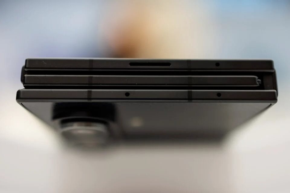 Rút lại những lời chê trước đó, hãy vỗ tay cho mẫu điện thoại "điên rồ" này của Samsung: iPhone thua rồi!- Ảnh 4.