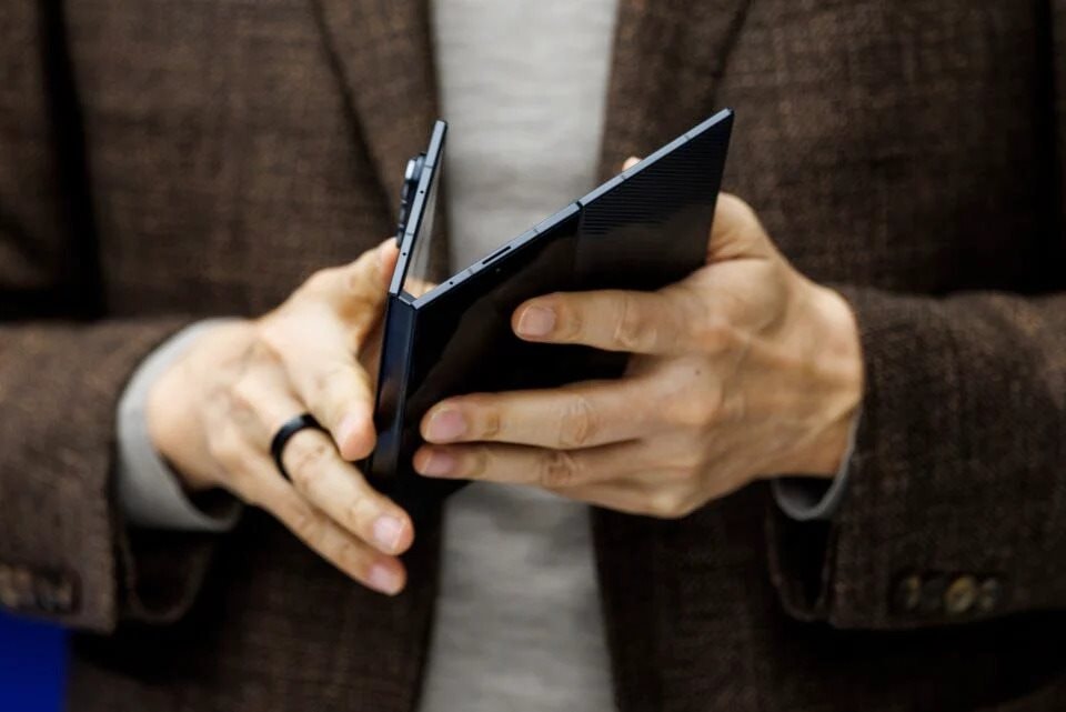 Rút lại những lời chê trước đó, hãy vỗ tay cho mẫu điện thoại "điên rồ" này của Samsung: iPhone thua rồi!- Ảnh 7.