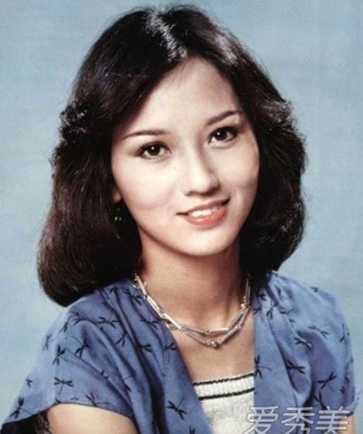 "Quan Âm đẹp nhất màn ảnh" từng là tiếp viên hàng không, U80 miệt mài làm việc- Ảnh 1.