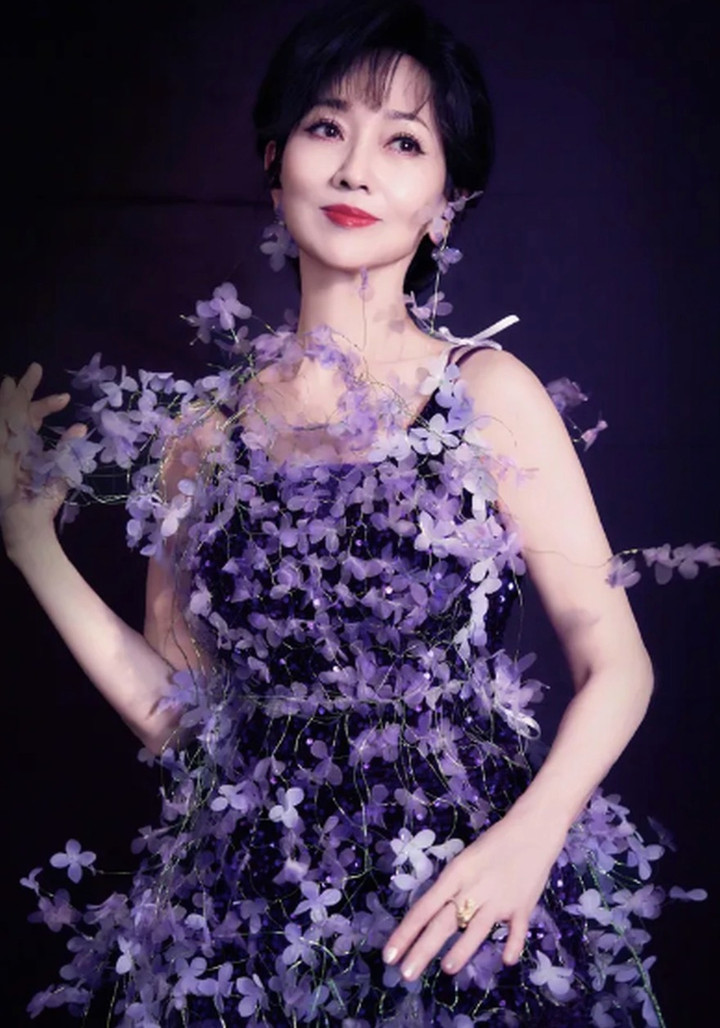 "Quan Âm đẹp nhất màn ảnh" từng là tiếp viên hàng không, U80 miệt mài làm việc- Ảnh 4.