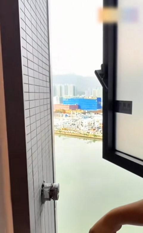 Căn hộ vỏn vẹn 3m² ở Hồng Kông có giá gần 2 tỷ, đi tắm phải ngồi lên bồn cầu- Ảnh 7.