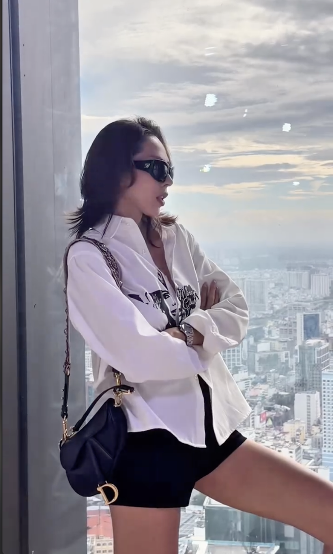 Minh Triệu bị bắt gặp dùng túi của Kỳ Duyên giữa lúc chuyện 3 người sắp 