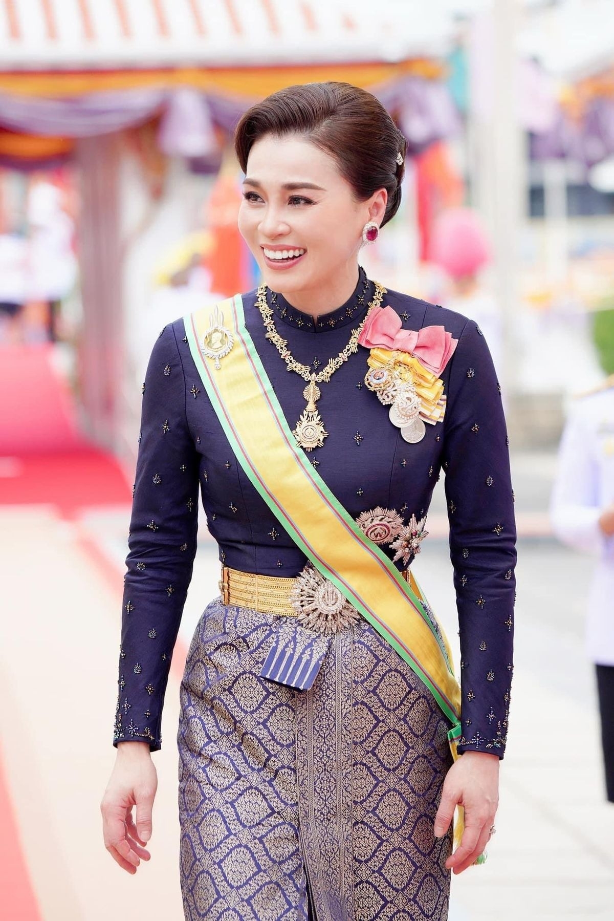 Hoàng hậu Thái Lan trực tiếp thi đấu SEA Games 2025 gây sốt, U50 visual vẫn trẻ đẹp, sang trọng nổi bật- Ảnh 4.