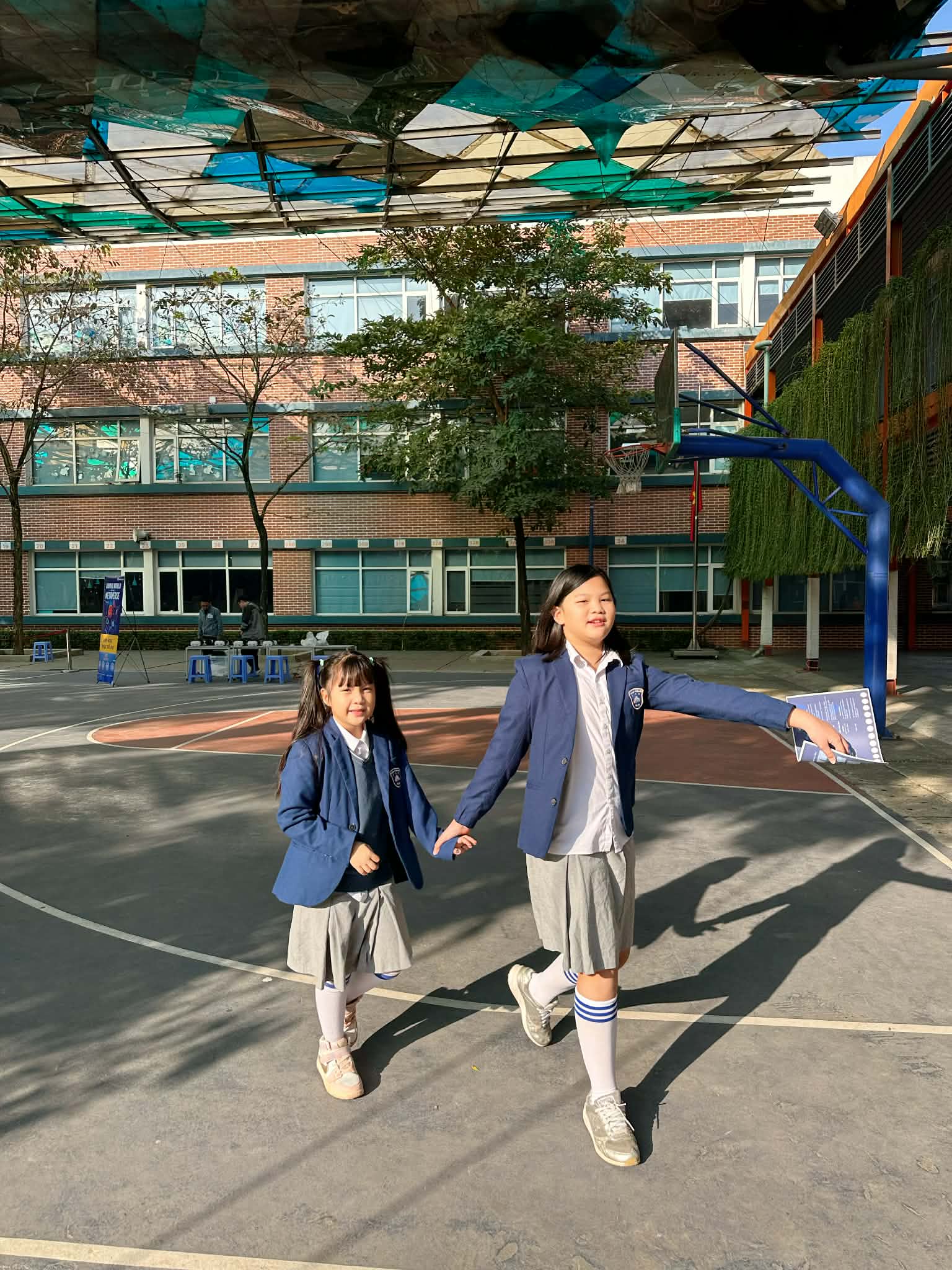 2 em bé hôm nào cũng háo hức, mong đợi đến giờ nghỉ trưa để khám phá bí mật "hôm nay mẹ cho ăn món gì"?- Ảnh 1.