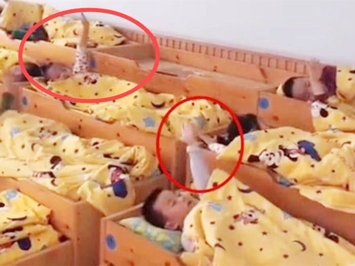 Soi clip ngủ trưa cô giáo gửi, mẹ phát hiện con có hành động bất thường mà sợ run người: Sự thật ngã ngửa!- Ảnh 2.