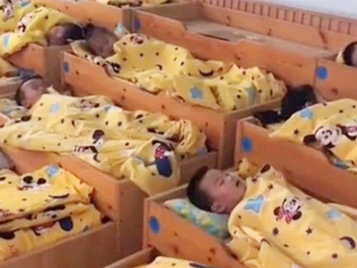 Soi clip ngủ trưa cô giáo gửi, mẹ phát hiện con có hành động bất thường mà sợ run người: Sự thật ngã ngửa!- Ảnh 1.