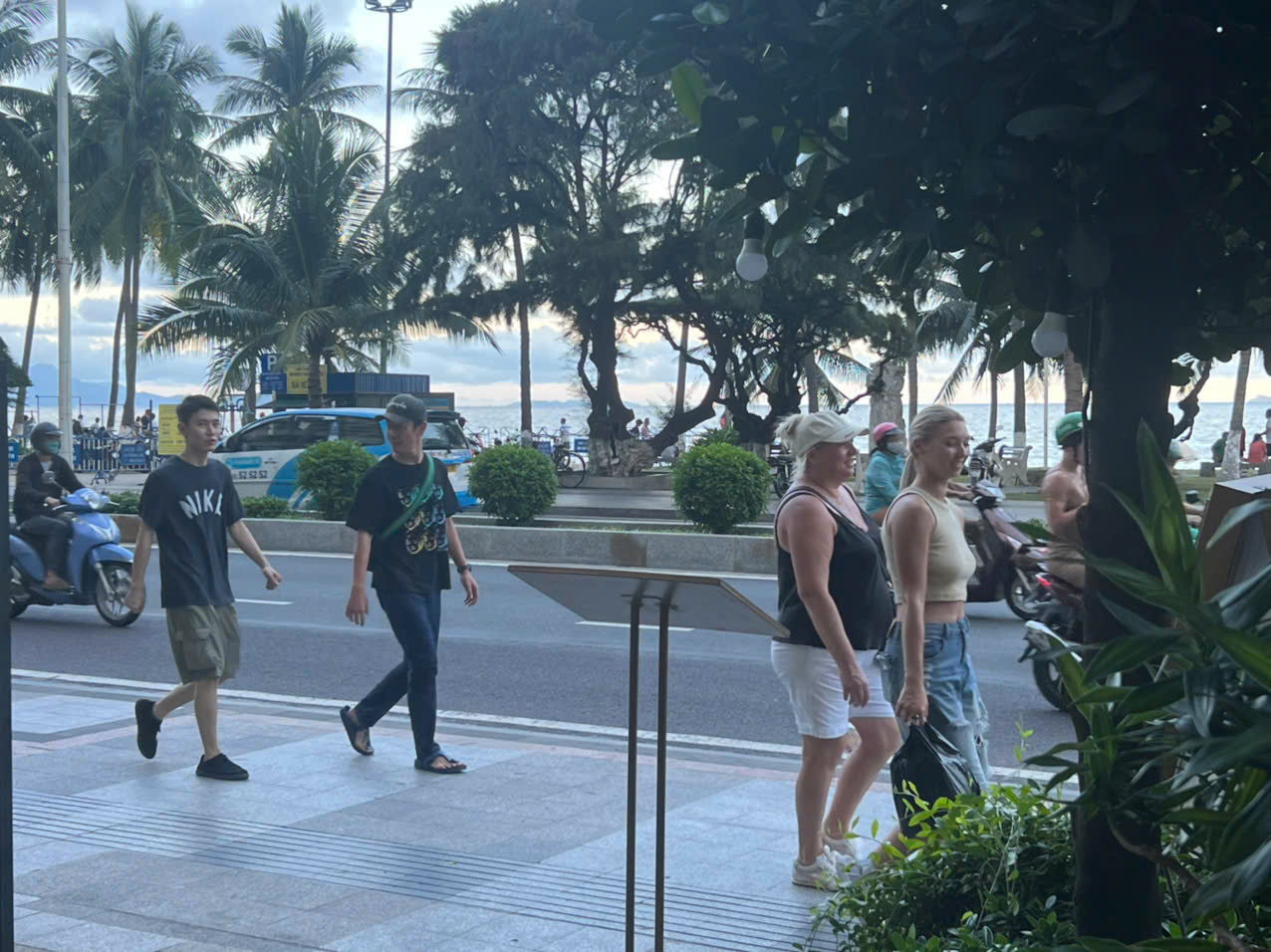 Vượt thách thức thiên tai, du lịch Khánh Hòa tăng tốc trở lại- Ảnh 2.