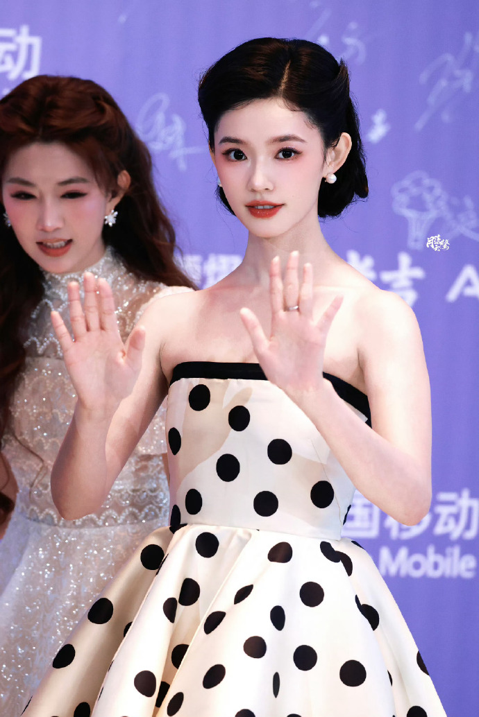 Thảm đỏ hot nhất Cbiz: Thảm đỏ hot nhất Cbiz: