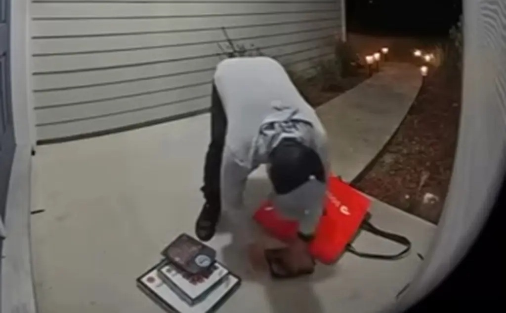 Xem lại camera chủ nhà sốc nặng khi thấy hành động này của tài xế giao đồ ăn- Ảnh 1.