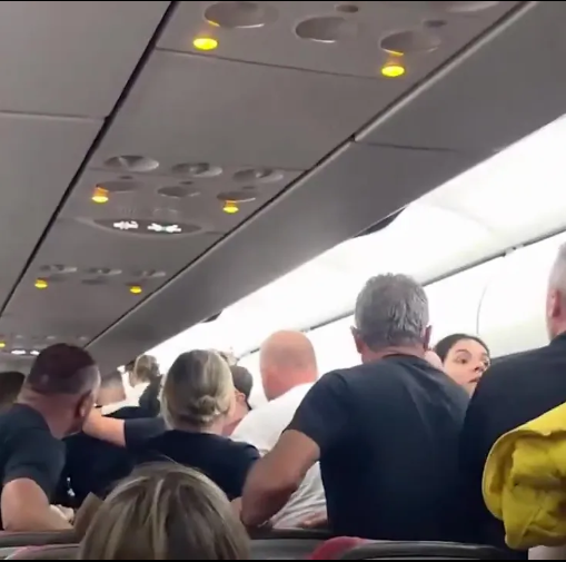 Cháy đường băng sân bay ở Brazil, gần 200 hành khách phải sơ tán- Ảnh 3. Cháy đường băng sân bay ở Brazil, gần 200 hành khách phải sơ tán- Ảnh 3.