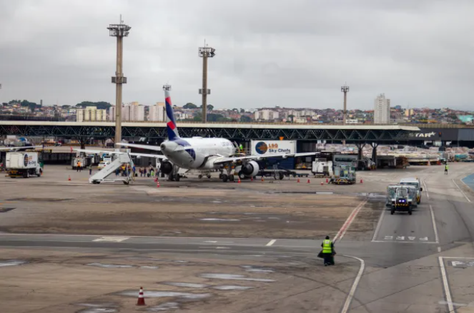 Cháy đường băng sân bay ở Brazil, gần 200 hành khách phải sơ tán- Ảnh 1. Cháy đường băng sân bay ở Brazil, gần 200 hành khách phải sơ tán- Ảnh 1.