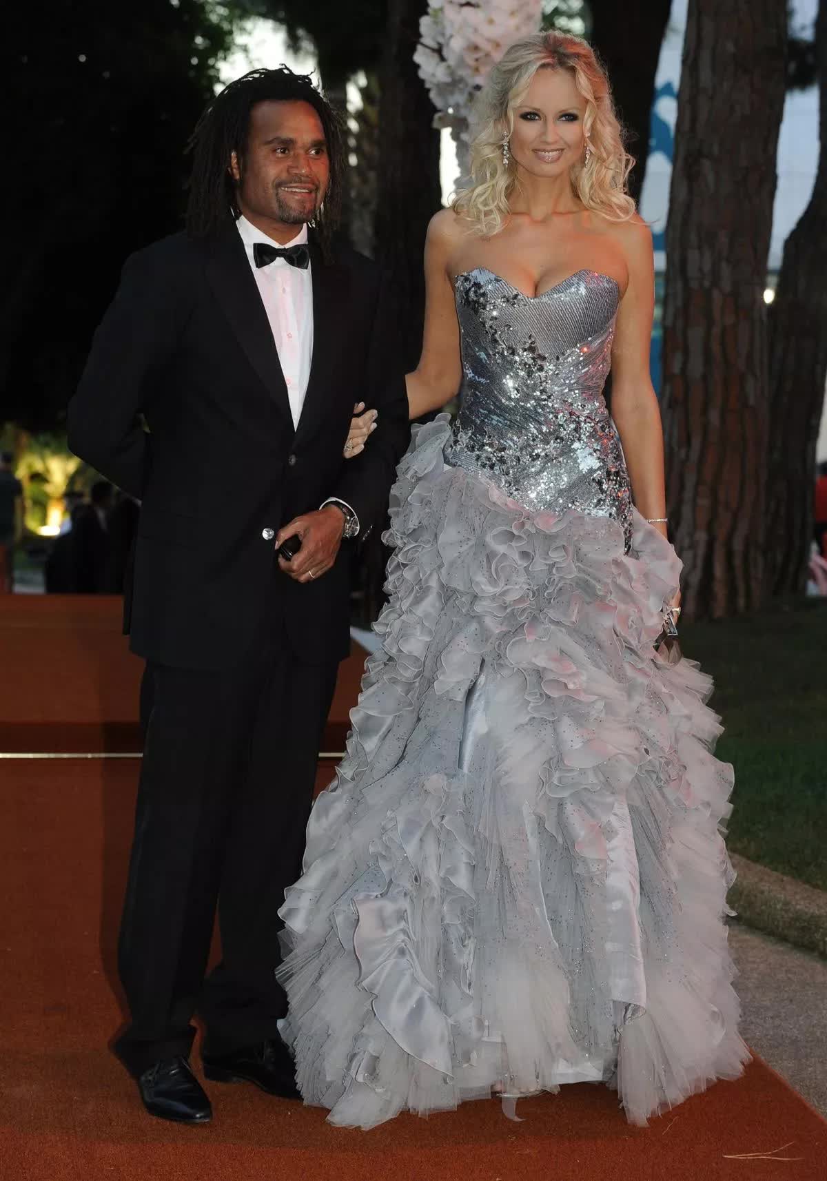 Chuyện tình cầu thủ nổi tiếng và mỹ nhân “chân dài kỷ lục Guinness” đẹp như ngôn tình rồi tan vỡ vì Chuyện tình cầu thủ nổi tiếng và mỹ nhân “chân dài kỷ lục Guinness” đẹp như ngôn tình rồi tan vỡ vì