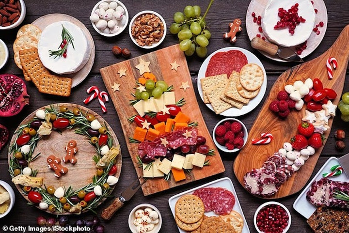 Quy tắc buffet hai ngón tay và 7 mẹo khác giữ sức khỏe mùa lễ hội- Ảnh 3.