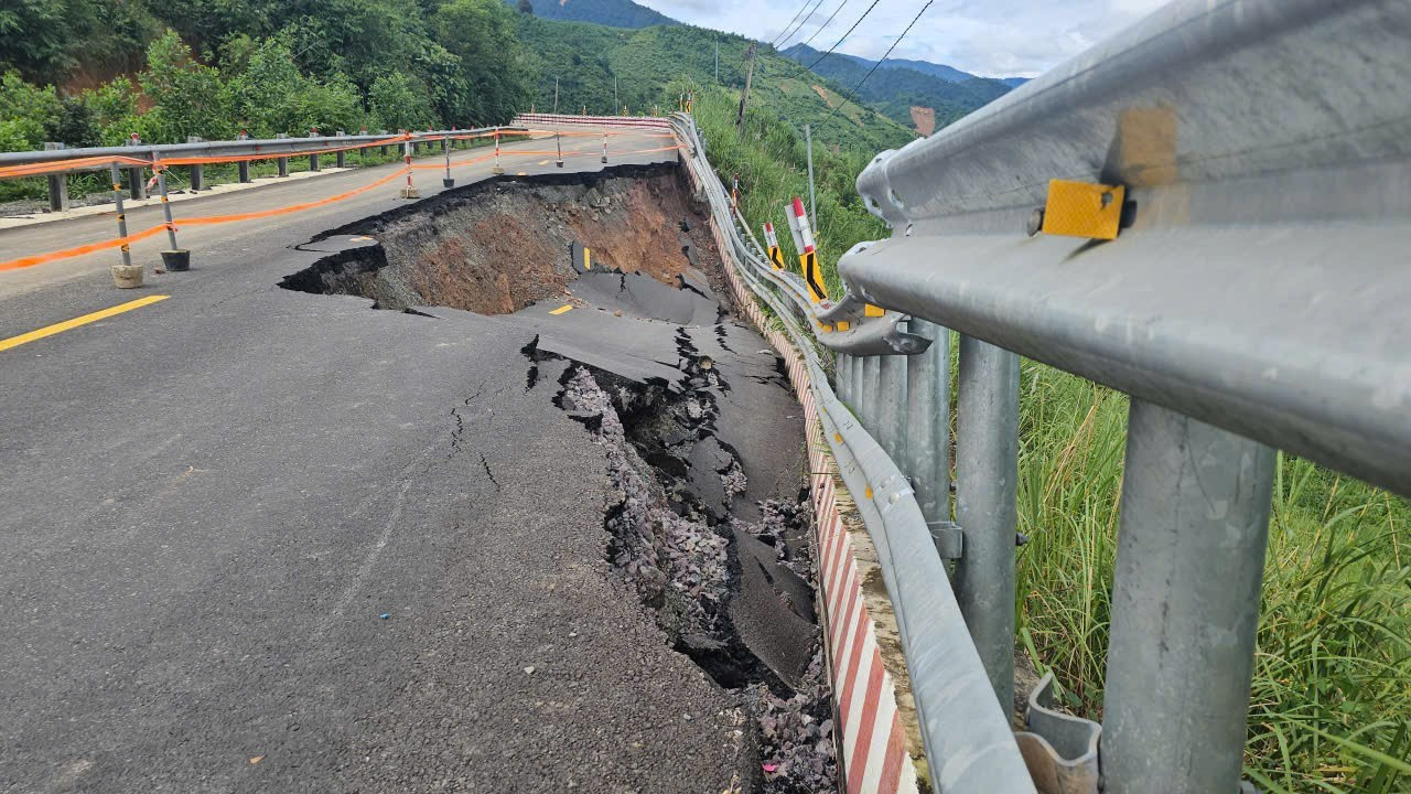8 tuyến đường sạt lở nặng, Khánh Hòa công bố tình huống khẩn cấp- Ảnh 2.