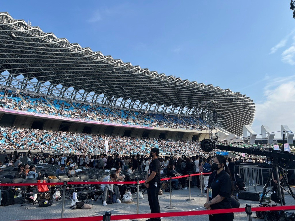 Cảnh hỗn loạn ở lễ trao giải- Ảnh 1.