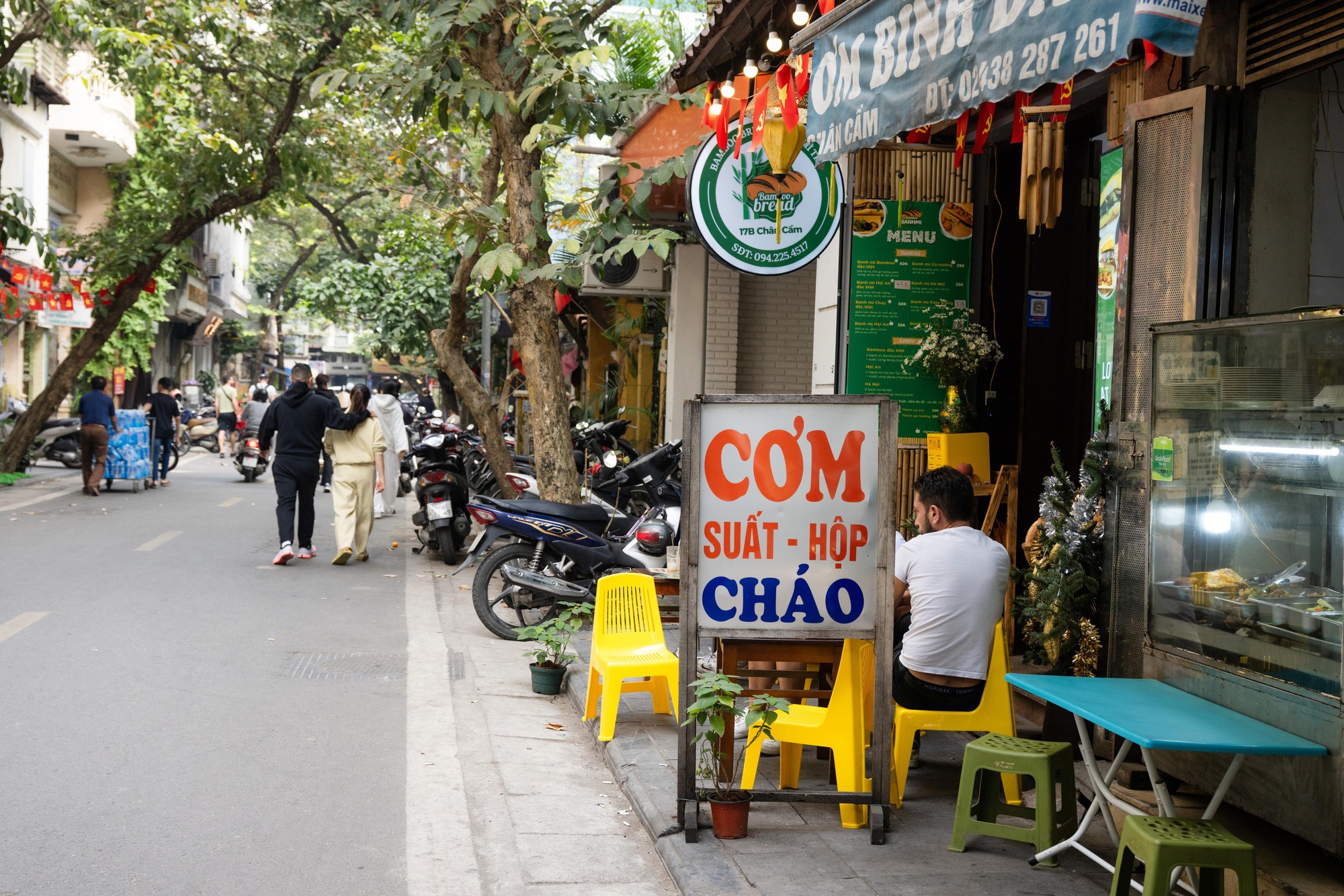 Hàng quán vỉa hè Hà Nội thế nào sau khi siết chặt trật tự?- Ảnh 7. Hàng quán vỉa hè Hà Nội thế nào sau khi siết chặt trật tự?- Ảnh 7.