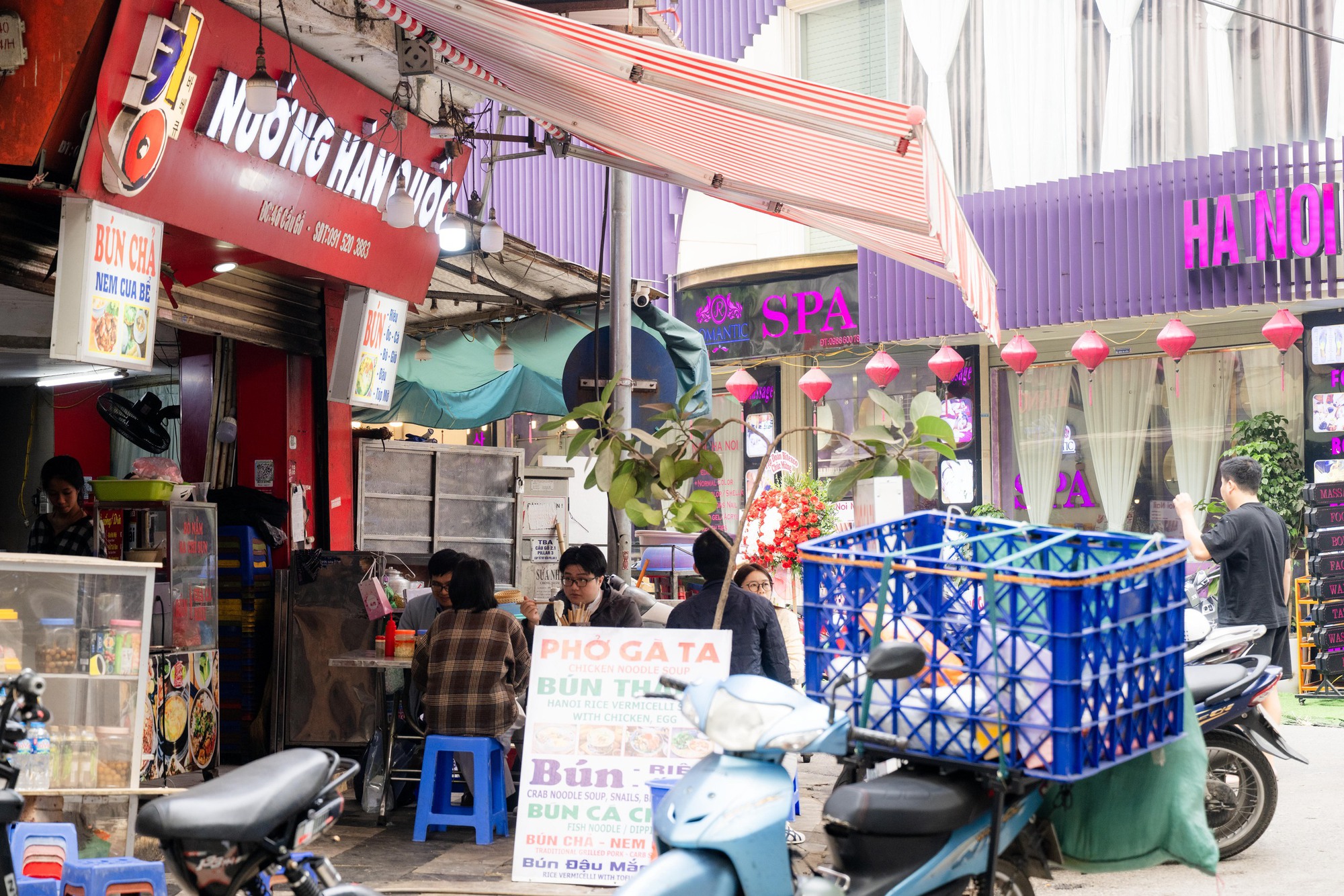 Hàng quán vỉa hè Hà Nội thế nào sau khi siết chặt trật tự?- Ảnh 9. Hàng quán vỉa hè Hà Nội thế nào sau khi siết chặt trật tự?- Ảnh 9.