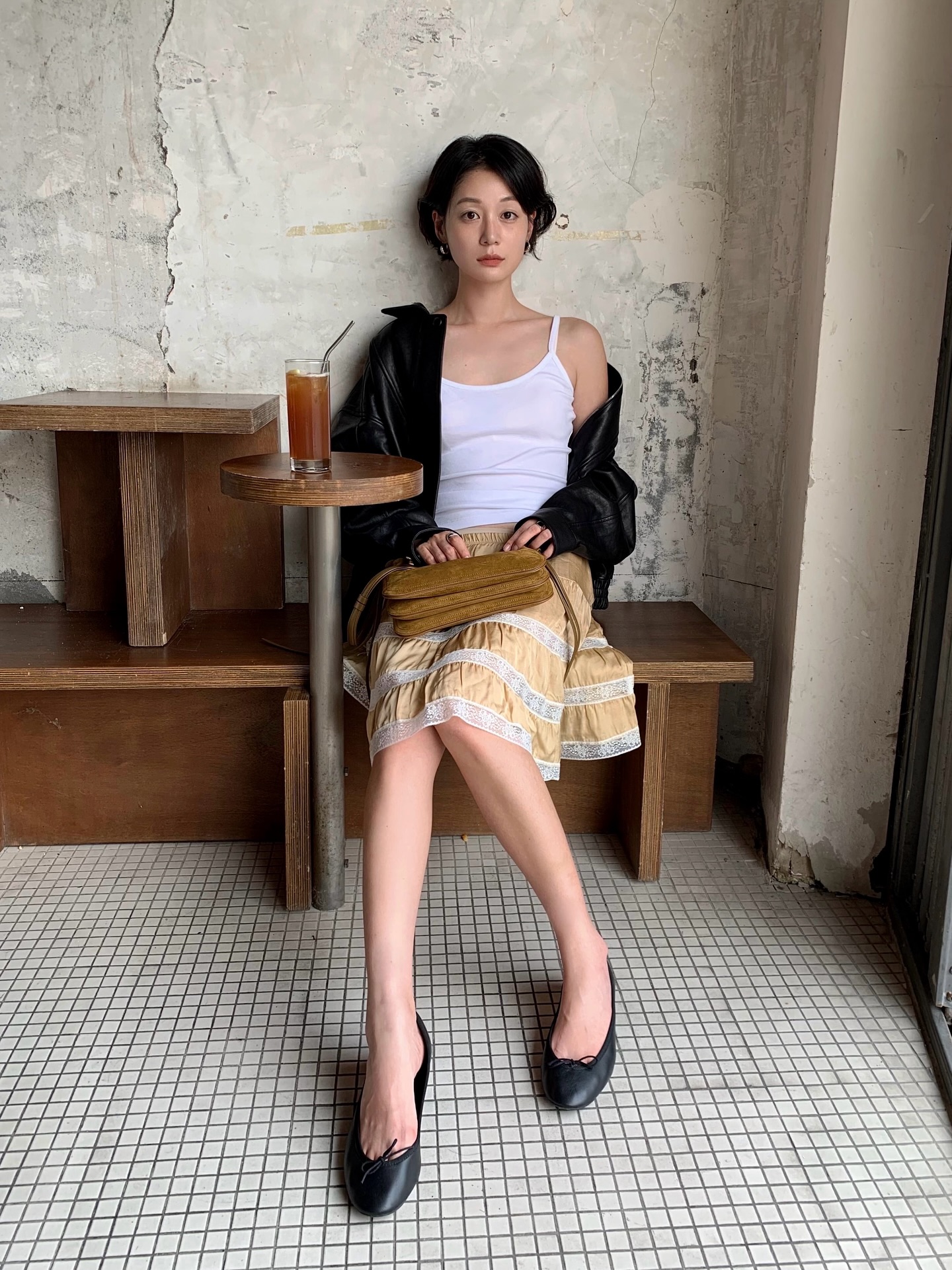 Dọn tủ đồ cuối năm chỉ cần giữ lại đúng 3 đôi giày bệt giúp cả outfit thêm sang trọng- Ảnh 4.