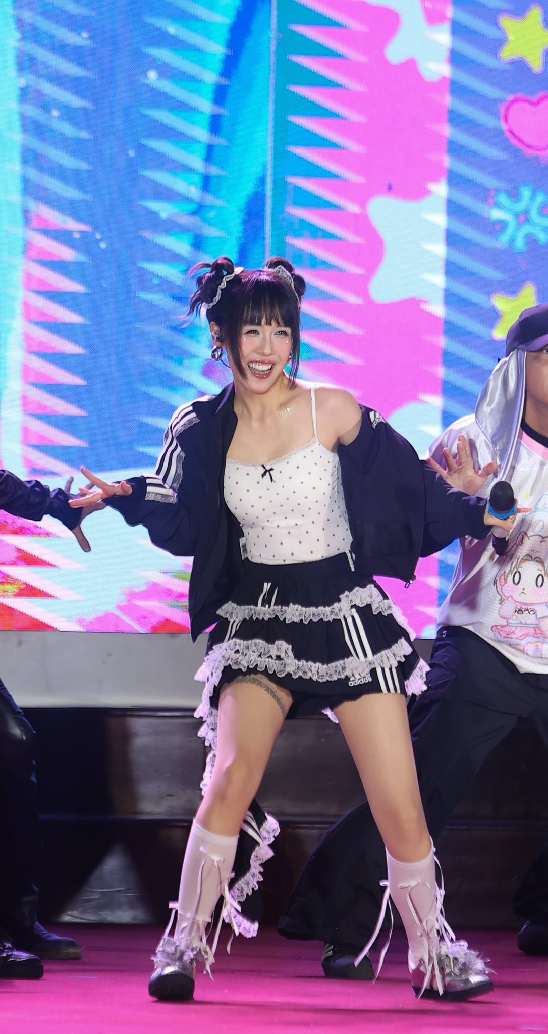 Nữ ca sĩ có 3 đời gia đình làm quân nhân: 8 triệu fan 3,6 tỷ lượt xem, tuổi 30 lột xác thành mỹ nhân- Ảnh 7.