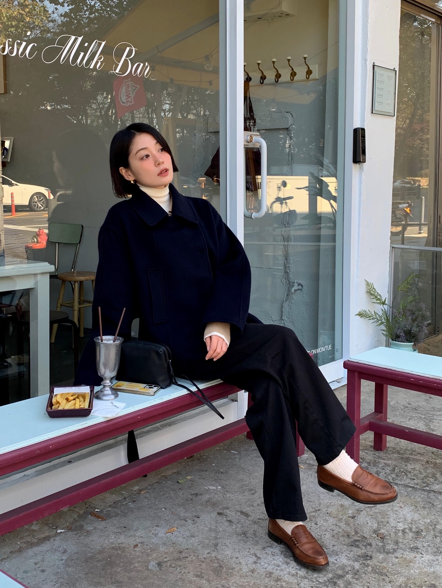 Dọn tủ đồ cuối năm chỉ cần giữ lại đúng 3 đôi giày bệt giúp cả outfit thêm sang trọng- Ảnh 2.