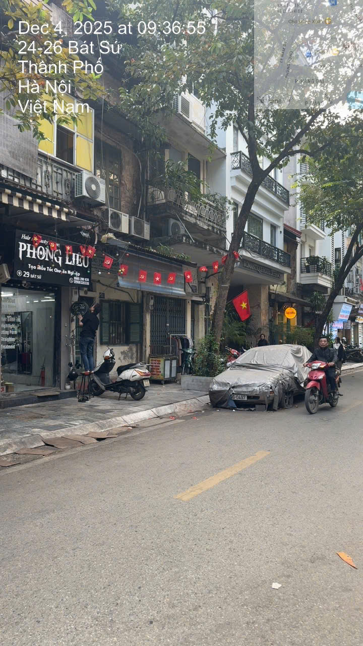 Ô tô phủ bạt "nằm lì" 4 năm trên phố Bát Sứ: Một người đàn ông ra làm việc với công an- Ảnh 1. Ô tô phủ bạt "nằm lì" 4 năm trên phố Bát Sứ: Một người đàn ông ra làm việc với công an- Ảnh 1.