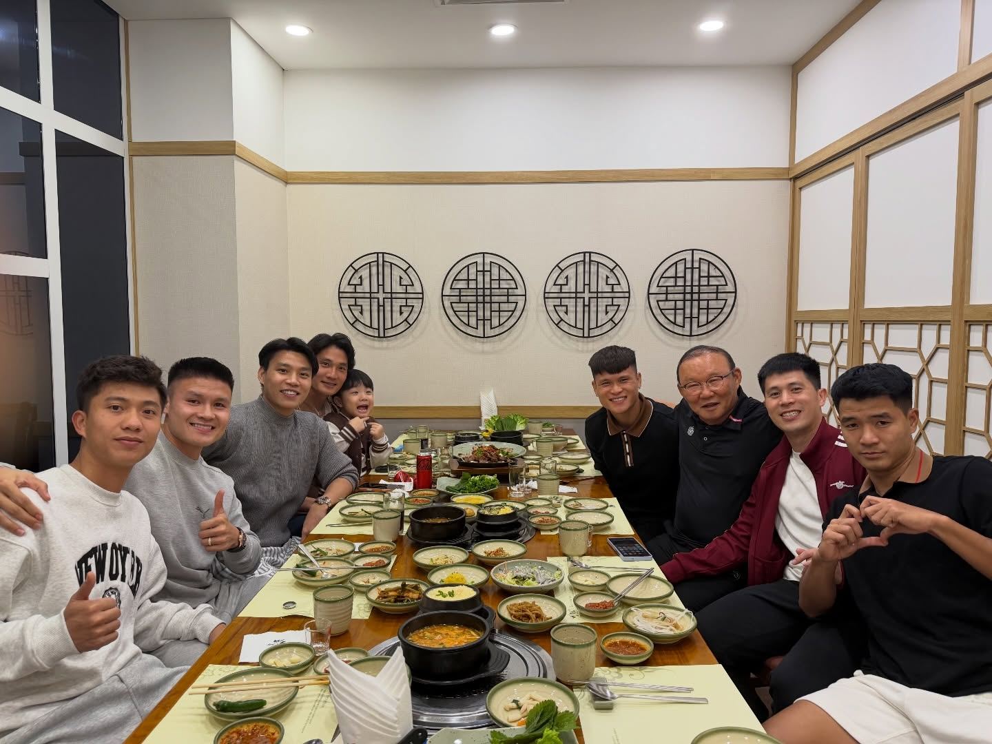 Ông Park Hang-seo hội ngộ dàn trò cưng Quang Hải, Văn Đức, ký ức đẹp Thường Châu ùa về- Ảnh 1.