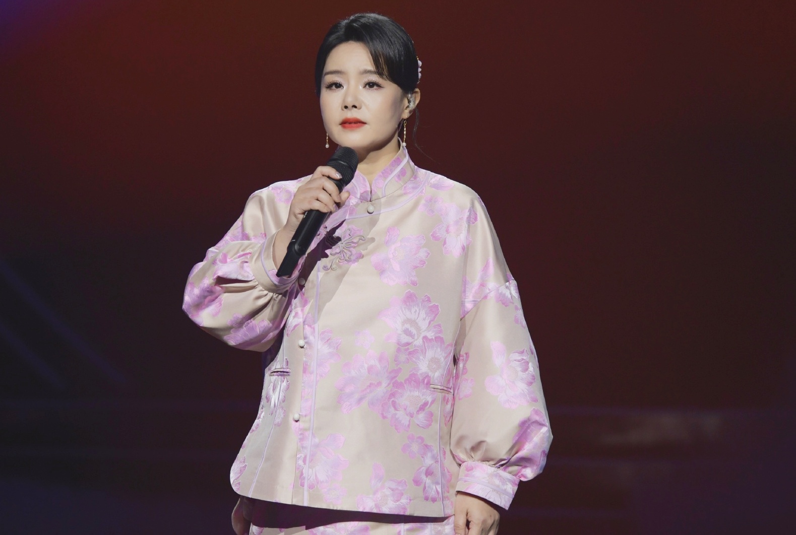 Chị em thân thiết của Chi Pu bị chồng nhạc sĩ 